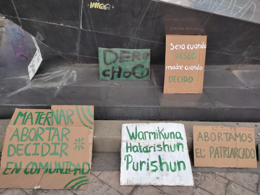 Carteles con consignas pro decisión en Quechua y español