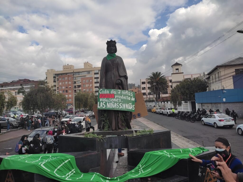 Estatua de Isabel la Católica con carteles pro decisión y bandera verde