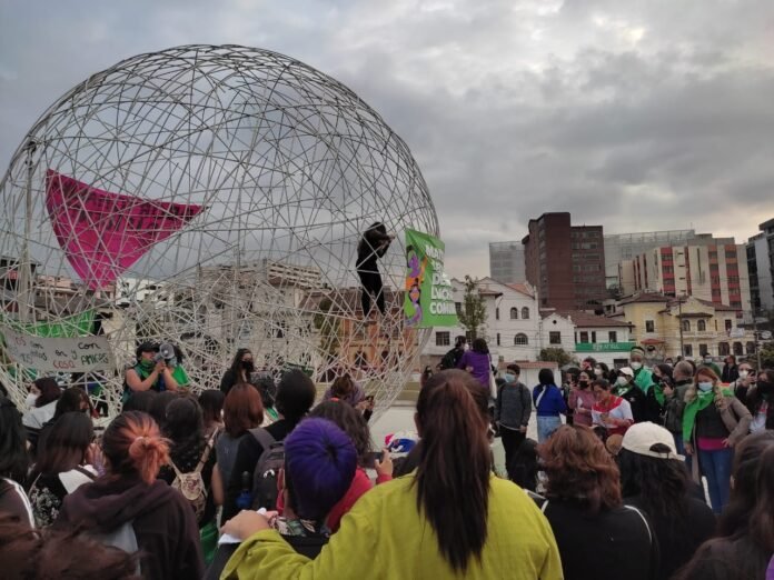 Llegada de la Marcha a favor de la Legalización del Aborto en Ecuador al parque El Arbolito.